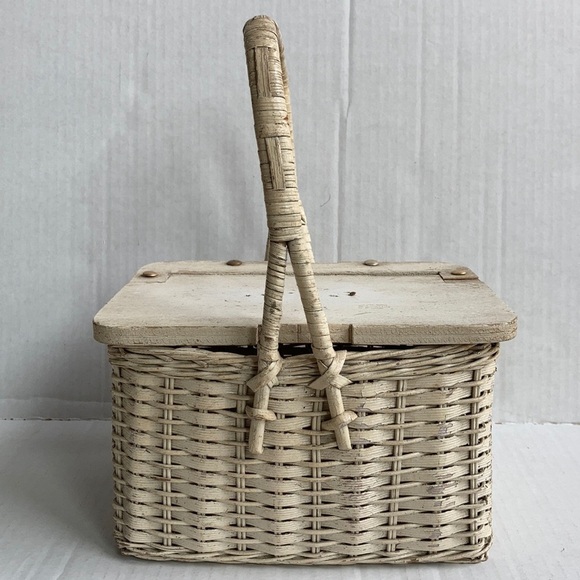 Vintage Hong Kong white distressed small basket - Picture 1 of 16